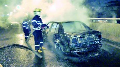 撞上護欄，惹“火”小轎車