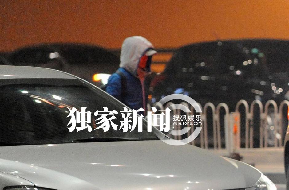 王寶強低調回京 愛妻開豪車接機共返愛巢