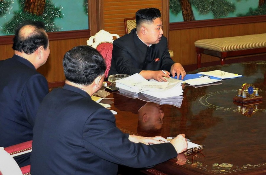 金正恩叼煙主持國家安全會(huì)議