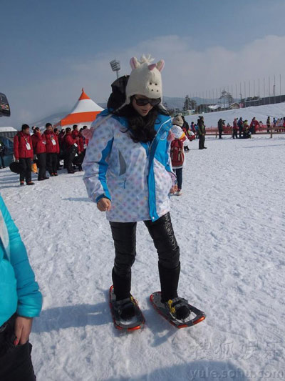 章子怡帶奶牛帽與姚明雪地賽跑 變“大腳怪”現身韓國