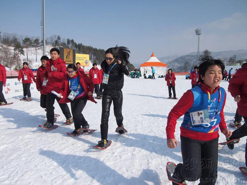 章子怡帶奶牛帽與姚明雪地賽跑 變“大腳怪”現身韓國