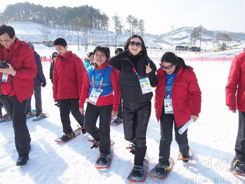 章子怡帶奶牛帽與姚明雪地賽跑 變“大腳怪”現身韓國