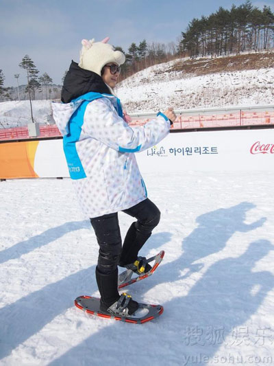 章子怡帶奶牛帽與姚明雪地賽跑 變“大腳怪”現身韓國