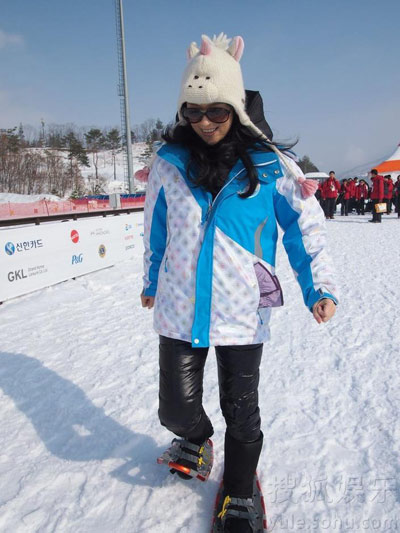 章子怡帶奶牛帽與姚明雪地賽跑 變“大腳怪”現身韓國