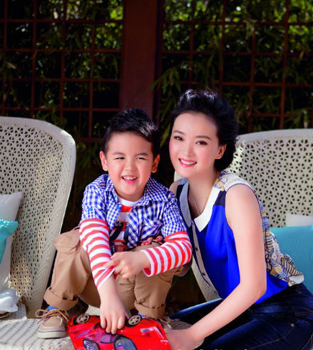 “晴格格”王艷結婚照曝光 7歲兒子活潑有星范兒