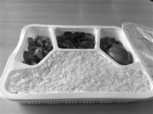 動(dòng)車40元盒飯出廠價(jià)僅20元 廠家稱價(jià)格可隨意標(biāo)