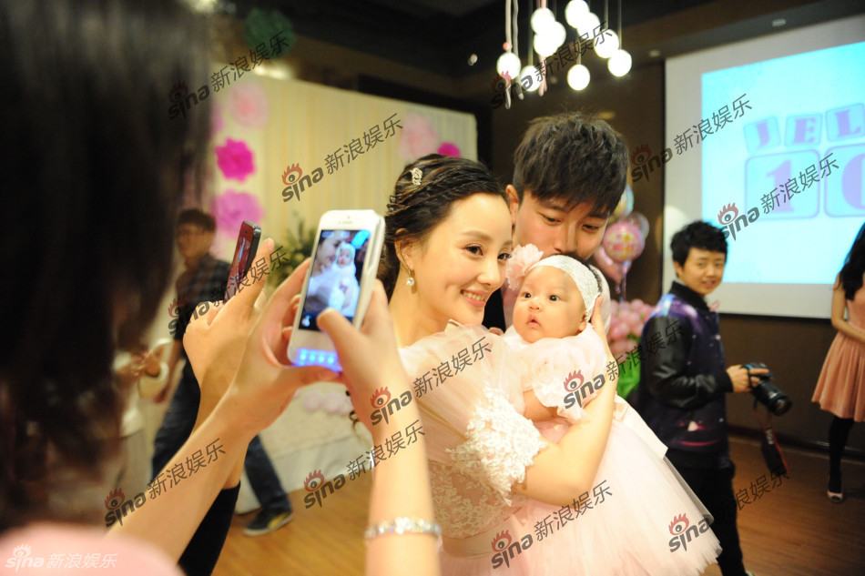 李小璐賈乃亮愛(ài)女百日宴 排場(chǎng)如童話世界霍思燕素顏現(xiàn)身