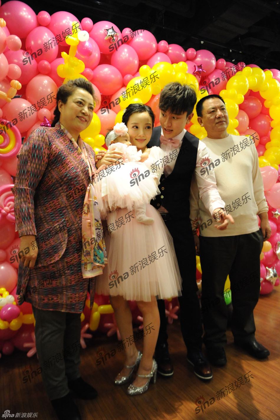 李小璐賈乃亮愛女百日宴 排場如童話世界霍思燕素顏現身