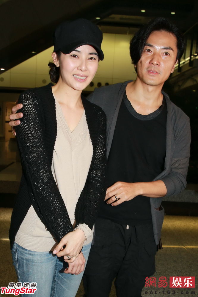 鄭伊健蒙嘉慧結婚后返港
