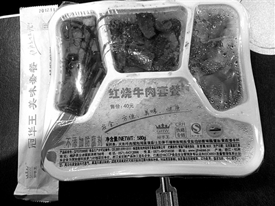 1月30日，D335列車上銷售的40元套餐。制造商稱成本20元左右。新京報(bào)記者 王瑞峰 攝
