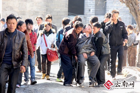 66歲的村民許紹忠妻子今天才安葬，家園也在今天被毀，悲傷中昏迷多次。