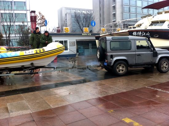 獨家:海上霸王上岸過冬 實拍游艇搬家