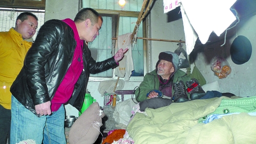 志愿者與本報發行人員一起探望老兵朱柯信