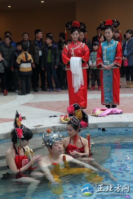 帝王頭湯十萬拍得引圍觀 嬪妃宮女陪入浴（組圖）