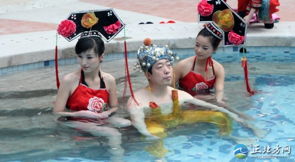 帝王頭湯十萬拍得引圍觀 嬪妃宮女陪入?。ńM圖）