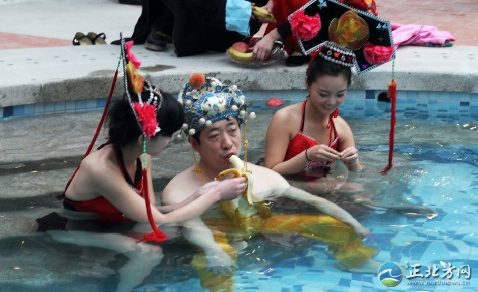 帝王頭湯十萬拍得引圍觀 嬪妃宮女陪入?。ńM圖）
