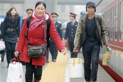 農(nóng)民工45小時(shí)回家路:人聲鼎沸站著睡