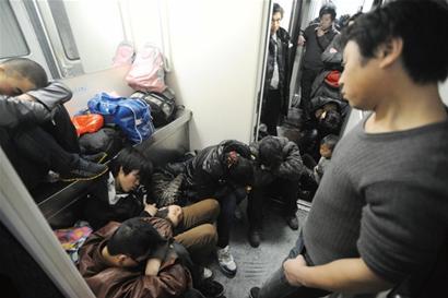 農(nóng)民工45小時(shí)回家路:人聲鼎沸站著睡