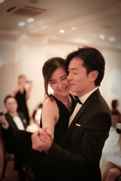 鄭伊健蒙嘉慧甜蜜婚紗照曝光 兩人回港補辦手續