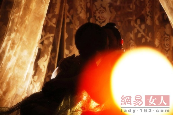 女星為藝術而裸露百態 大尺度