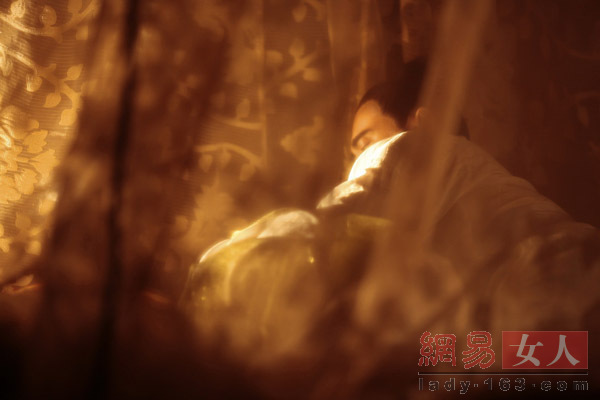 女星為藝術而裸露百態 大尺度