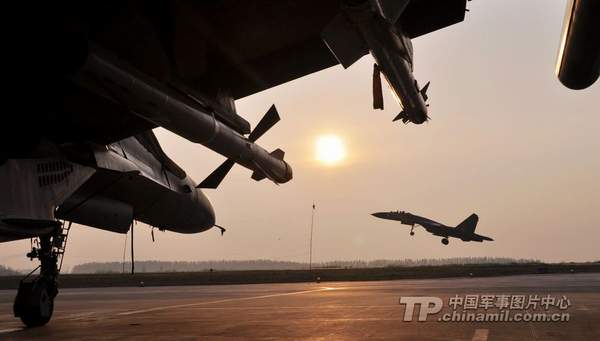 蘭空航空兵某團戰機迎著朝霞起飛。朱志章 攝