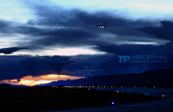 戰機在夕陽的余暉中緊急起飛沖向天際。