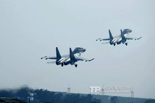 資料圖：南空航空兵精確打擊中遠(yuǎn)距離目標(biāo)。