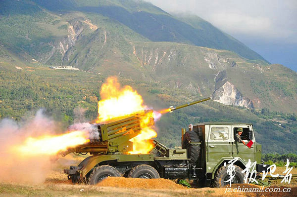 正在野外駐訓的成都軍區某炮兵旅開展帶實戰背景的演練，提高部隊火力打擊能力。
