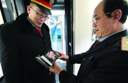 春運列車員:除夕餐車包餃子過年 沒親人陪沒春晚看