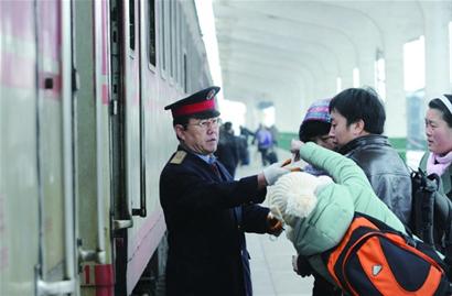 春運列車員:除夕餐車包餃子過年 沒親人陪沒春晚看