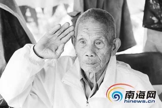 2月5日，秦崇議在家中向客人敬軍禮。