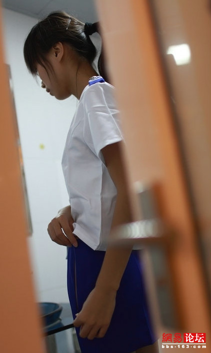 震驚臥室偷拍 關好自己家門窗啊