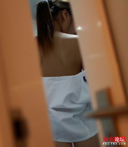 震驚臥室偷拍 關好自己家門窗啊