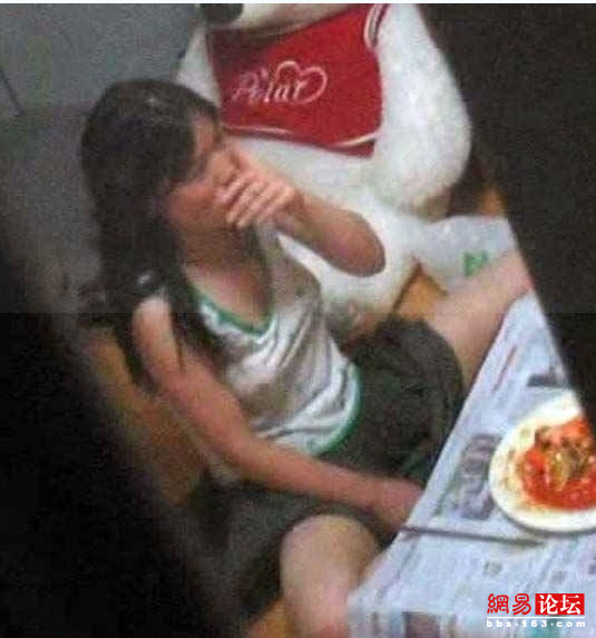 震驚臥室偷拍 關好自己家門窗啊