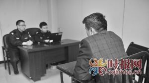 南岸區,民警對被抓獲的“黑車”司機王洪詢問案發當時的細節