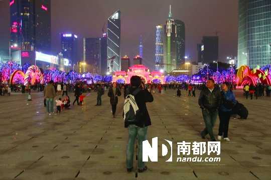 昨晚，不少市民到天河體育中心外的廣場上游覽。實習生 黃宇飛 南都記者 張志韜 攝