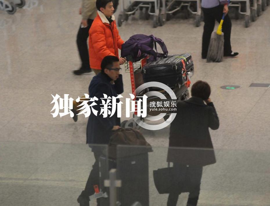 每日追星：鄧超摩登范與孫儷機場秀恩愛 馬伊琍豪車獨自接女