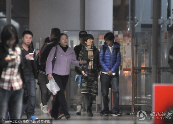 近日，張杰謝娜一同出現在上海虹橋機場