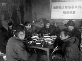 2月9日，流浪者在除夕聚在一起吃團年飯。