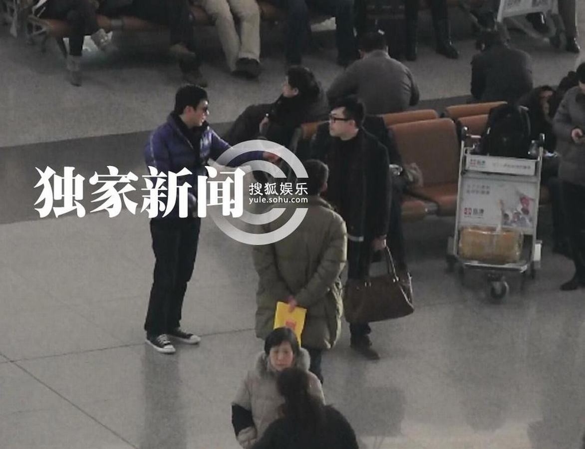 黎明穿亮色羽絨服抵京 機場無人識摘墨鏡找自信
