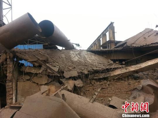 圖為2月20日上午，萍鄉市飛云陶瓷實業有限公司煤氣爆炸現場有車間坍塌。　賴俊兵　攝