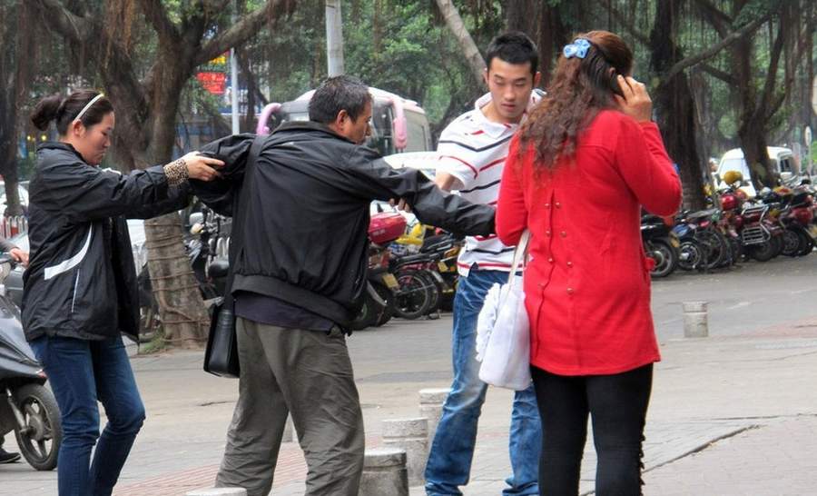 這幫人 為了權錢啥齷齪事兒都干