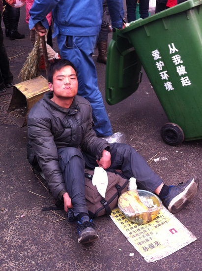 零錢哥現身糖球會 衣著單薄坐地乞討