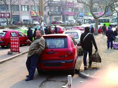 火車(chē)站的哥一聽(tīng)外地口音狂宰客 汽車(chē)站黑出租20元起步