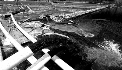 ?2010年7月，福建紫金礦業(yè)紫金山銅礦濕法廠發(fā)生銅酸水滲漏事故，造成汀江部分水域嚴(yán)重污染，事故被瞞報9天。（資料圖片）圖/CFP