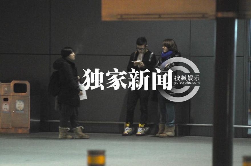追星：趙薇深夜返家出剮蹭事故 朱丹挽神秘男寒風陪吸煙