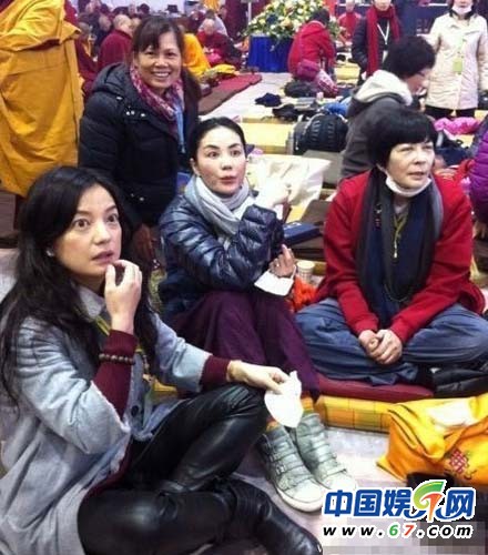 王菲趙薇曬親密照 網友：都是女神難分伯仲