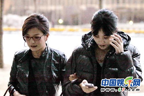 王菲趙薇曬親密照 網友：都是女神難分伯仲