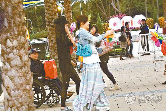 應采兒挺孕肚約鄭希怡出街 老公陳小春護駕